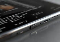 苹果屏幕周边发黄怎么回事