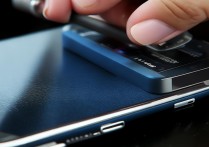 三星s7e怎么贴膜