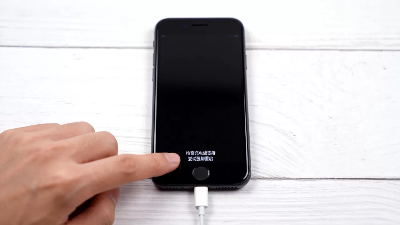 iphone为什么老是黑屏怎么办啊，iphone黑屏解决方法