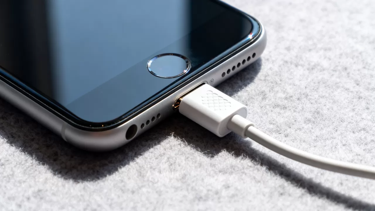 iPhone SE充电器不充电怎么办？iPhone SE原装充电器