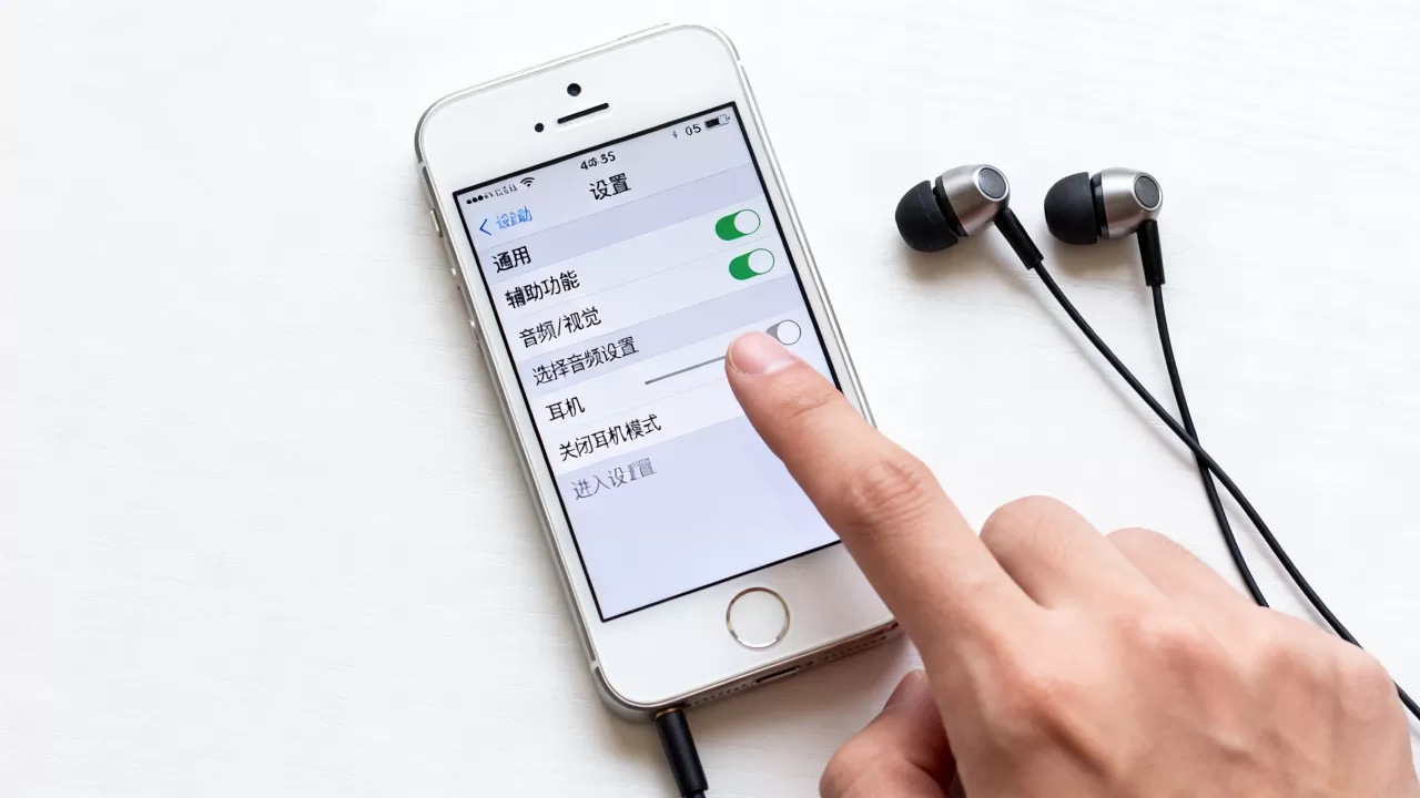 iphone5s耳机模式一直显示怎么关闭,如何解决设置方法 iphone5s耳机模式一直显示怎么关闭,如何解决设置方法